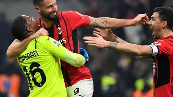 Milan goleó por 4-0 a la Lazio con doblete del francés Giroud Milan goleó por 4-0 a la Lazio con doblete del francés Giroud