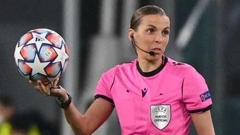 Stéphanie Frappart, primera mujer designada para arbitrar la final de Copa de Francia Stéphanie Frappart, primera mujer designada para arbitrar la final de Copa de Francia
