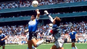 "Mano de Dios": subastan la camiseta de Maradona que utilizó contra Inglaterra en 1986 "Mano de Dios": subastan la camiseta de Maradona que utilizó contra Inglaterra en 1986