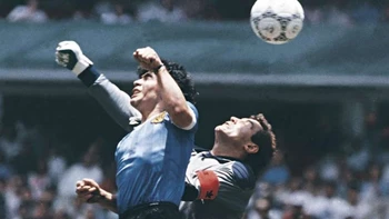 Hija de Maradona pone en duda que camiseta en subasta sea la de la "mano de Dios" Hija de Maradona pone en duda que camiseta en subasta sea la de la "mano de Dios"