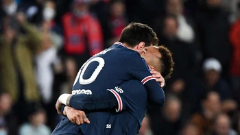 París SG se proclama campeón de Francia por 10ª vez e iguala récord del Saint Etienne París SG se proclama campeón de Francia por 10ª vez e iguala récord del Saint Etienne