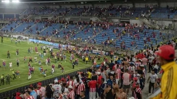 Enfrentamiento entre hinchas en estadio de fútbol deja un muerto en Colombia Enfrentamiento entre hinchas en estadio de fútbol deja un muerto en Colombia