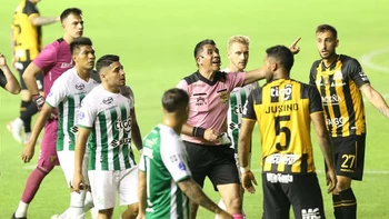 Tribunal de Disciplina multa a Oriente con 5.000 dólares y le levanta la sanción para que pueda jugar de local en el Tahuichi Tribunal de Disciplina multa a Oriente con 5.000 dólares y le levanta la sanción para que pueda jugar de local en el Tahuichi