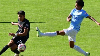 Real Santa Cruz logra una contundente victoria en Cochabamba ante Aurora (2-4) y sigue soñando con la clasificación Real Santa Cruz logra una contundente victoria en Cochabamba ante Aurora (2-4) y sigue soñando con la clasificación