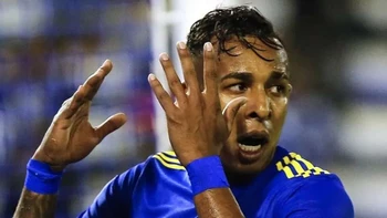 Fiscalía impide salir de Argentina al futbolista colombiano Villa por denuncia de abuso sexual Fiscalía impide salir de Argentina al futbolista colombiano Villa por denuncia de abuso sexual