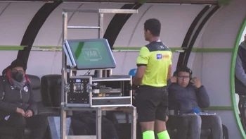 El videoarbitraje en el fútbol boliviano: auspiciosa inauguración, pero con polémica de por medio El videoarbitraje en el fútbol boliviano: auspiciosa inauguración, pero con polémica de por medio