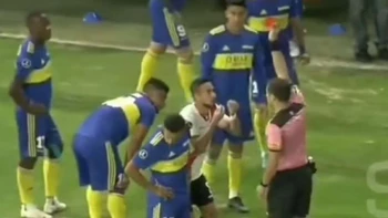 Así fue la patada en la cara de Rodrigo Ramallo a Frank Fabra por la que se fue expulsado (video) Así fue la patada en la cara de Rodrigo Ramallo a Frank Fabra por la que se fue expulsado (video)