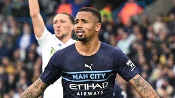 El Manchester City goleó al Leeds y mantiene el liderato; el Norwich desciende El Manchester City goleó al Leeds y mantiene el liderato; el Norwich desciende