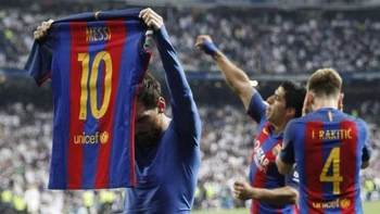 Pagan 427.680 euros por la icónica camiseta que Messi utilizó en el Santiago Bernabéu Pagan 427.680 euros por la icónica camiseta que Messi utilizó en el Santiago Bernabéu