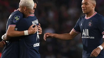 Mbappé festeja su renovación en el PSG con un triplete, emotivo adiós de Di María Mbappé festeja su renovación en el PSG con un triplete, emotivo adiós de Di María