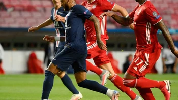 Neymar y Di María agrandan la figura de Neuer; Lewandowski se hace sentir Neymar y Di María agrandan la figura de Neuer; Lewandowski se hace sentir