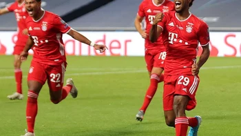 Coman culmina una gran jugada colectiva del Bayern Coman culmina una gran jugada colectiva del Bayern