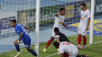 Bolívar goleó a FC Universitario (1-4) en Cochabamba y alcanza la cima Bolívar goleó a FC Universitario (1-4) en Cochabamba y alcanza la cima