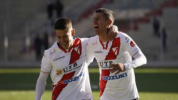 Always Ready sigue en la lucha por clasificar con la goleada a Real Santa Cruz (5-0) Always Ready sigue en la lucha por clasificar con la goleada a Real Santa Cruz (5-0)