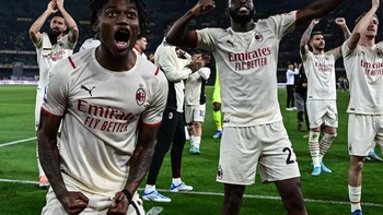 Milan venció por 3-1 al Hellas Verona y recupera el liderato Milan venció por 3-1 al Hellas Verona y recupera el liderato