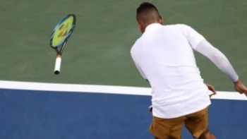 El berrinche de Kyrgios, rompió sus raquetas, insultó al juez y lo escupió El berrinche de Kyrgios, rompió sus raquetas, insultó al juez y lo escupió