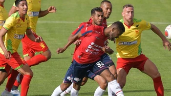 Wilstermann arañó un apretado triunfo sobre Palmaflor (2-1) Wilstermann arañó un apretado triunfo sobre Palmaflor (2-1)