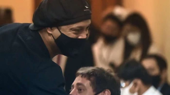 Juez concede libertad a Ronaldinho tras más de 5 meses de prisión en Paraguay Juez concede libertad a Ronaldinho tras más de 5 meses de prisión en Paraguay