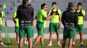 Por fin un entrenamiento con chuteras, balones y una cancha impecable Por fin un entrenamiento con chuteras, balones y una cancha impecable