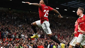Manchester United se adueñó del clásico y venció por 2-1 al Liverpool Manchester United se adueñó del clásico y venció por 2-1 al Liverpool