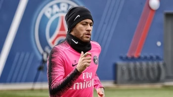 Neymar inició el entrenamiento colectivo con el PSG Neymar inició el entrenamiento colectivo con el PSG