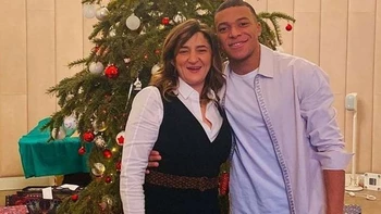 Mbappé tiene un acuerdo con el PSG y con el Real Madrid, según su madre<br />
Mbappé tiene un acuerdo con el PSG y con el Real Madrid, según su madre<br />