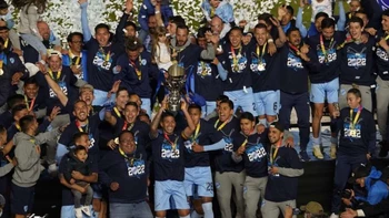 Bolívar se proclamó campeón del torneo Apertura con goleada sobre The Strongest por 3-0 Bolívar se proclamó campeón del torneo Apertura con goleada sobre The Strongest por 3-0