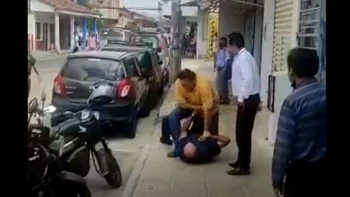 Farah fue agredido presuntamente por un problema en la Mutual de ex jugadores de fútbol (video) Farah fue agredido presuntamente por un problema en la Mutual de ex jugadores de fútbol (video)