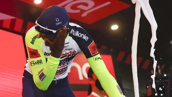 Girmay abandona en el Giro de Italia por una herida ocular ocasionada al descorchar una botella Girmay abandona en el Giro de Italia por una herida ocular ocasionada al descorchar una botella