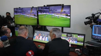 Comenzó la capacitación a los árbitros para la implementación del VAR en el fútbol boliviano Comenzó la capacitación a los árbitros para la implementación del VAR en el fútbol boliviano