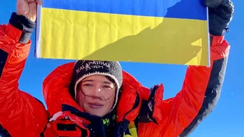 Una bandera ucraniana llega a la cima del Everest Una bandera ucraniana llega a la cima del Everest