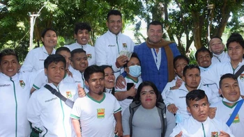 Alcalde apoyó con cuatro pasajes aéreos a selección de talla baja que jugará la Copa América en Perú Alcalde apoyó con cuatro pasajes aéreos a selección de talla baja que jugará la Copa América en Perú
