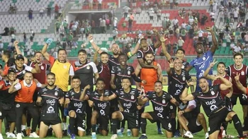 El plantel de Real Santa Cruz volvió a entrenar tras recibir el pago del 50% de un salario El plantel de Real Santa Cruz volvió a entrenar tras recibir el pago del 50% de un salario