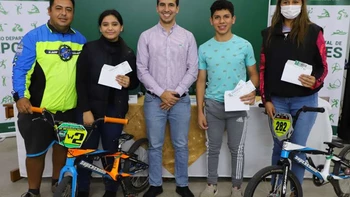 Gobernación apoya a representantes cruceños de bicicross con pasajes aéreos a Perú Gobernación apoya a representantes cruceños de bicicross con pasajes aéreos a Perú