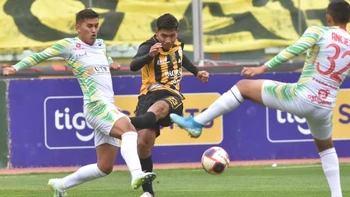 The Strongest remontó ante Palmaflor (2-1) y jugó con uno menos todo el segundo tiempo The Strongest remontó ante Palmaflor (2-1) y jugó con uno menos todo el segundo tiempo