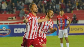 Independiente se adueñó del clásico chuquisaqueño al ganar por 2-0 Independiente se adueñó del clásico chuquisaqueño al ganar por 2-0
