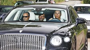 Cristiano Ronaldo regresa al centro de entrenamiento del Manchester United Cristiano Ronaldo regresa al centro de entrenamiento del Manchester United