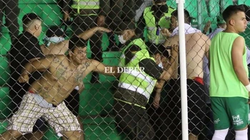 Oriente Petrolero “repudia enérgicamente” los incidentes de su barra con policías Oriente Petrolero “repudia enérgicamente” los incidentes de su barra con policías