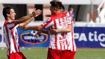 Independiente goleó sin problemas a Royal Pari por 3-0 Independiente goleó sin problemas a Royal Pari por 3-0