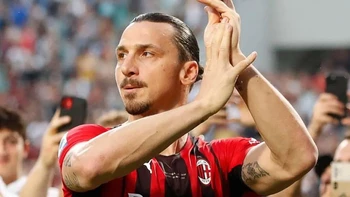 Ibrahimovic, operado de una rodilla, será baja entre siete y ocho meses Ibrahimovic, operado de una rodilla, será baja entre siete y ocho meses