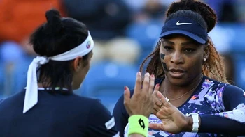 Jabeur lesionada, Serena Williams obligada a abandonar en dobles en Eastbourne Jabeur lesionada, Serena Williams obligada a abandonar en dobles en Eastbourne