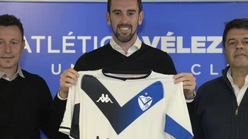Uruguayo Diego Godín dice que fichó en Vélez para “llegar con buen ritmo al Mundial” Uruguayo Diego Godín dice que fichó en Vélez para “llegar con buen ritmo al Mundial”