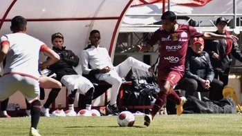 División de honores entre Always Ready y The Strongest División de honores entre Always Ready y The Strongest