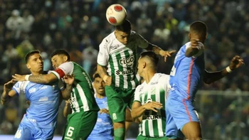 Blooming y Oriente Petrolero igualaron 2-2 en un clásico con el VAR como protagonista Blooming y Oriente Petrolero igualaron 2-2 en un clásico con el VAR como protagonista