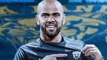 El brasileño Dani Alves firmó contrato con los Pumas de México El brasileño Dani Alves firmó contrato con los Pumas de México