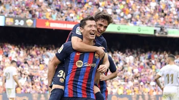 Robert Lewandowski le dio la victoria (3-0) al Barcelona sobre el Elche Robert Lewandowski le dio la victoria (3-0) al Barcelona sobre el Elche
