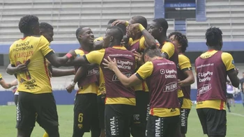 Barcelona venció (1-3) a Emelec en clásico suspendido por incidentes en Ecuador Barcelona venció (1-3) a Emelec en clásico suspendido por incidentes en Ecuador