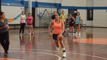 Basquetbolista cruceña busca apoyo para asistir a los microciclos de la selección nacional Basquetbolista cruceña busca apoyo para asistir a los microciclos de la selección nacional