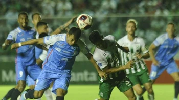 El torneo Clausura se reanudará el subsiguiente fin de semana con el clásico cruceño como plato fuerte El torneo Clausura se reanudará el subsiguiente fin de semana con el clásico cruceño como plato fuerte