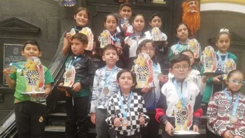 Bolivia tiene a sus primeros 24 ajedrecistas que competirán en Paraguay Bolivia tiene a sus primeros 24 ajedrecistas que competirán en Paraguay
